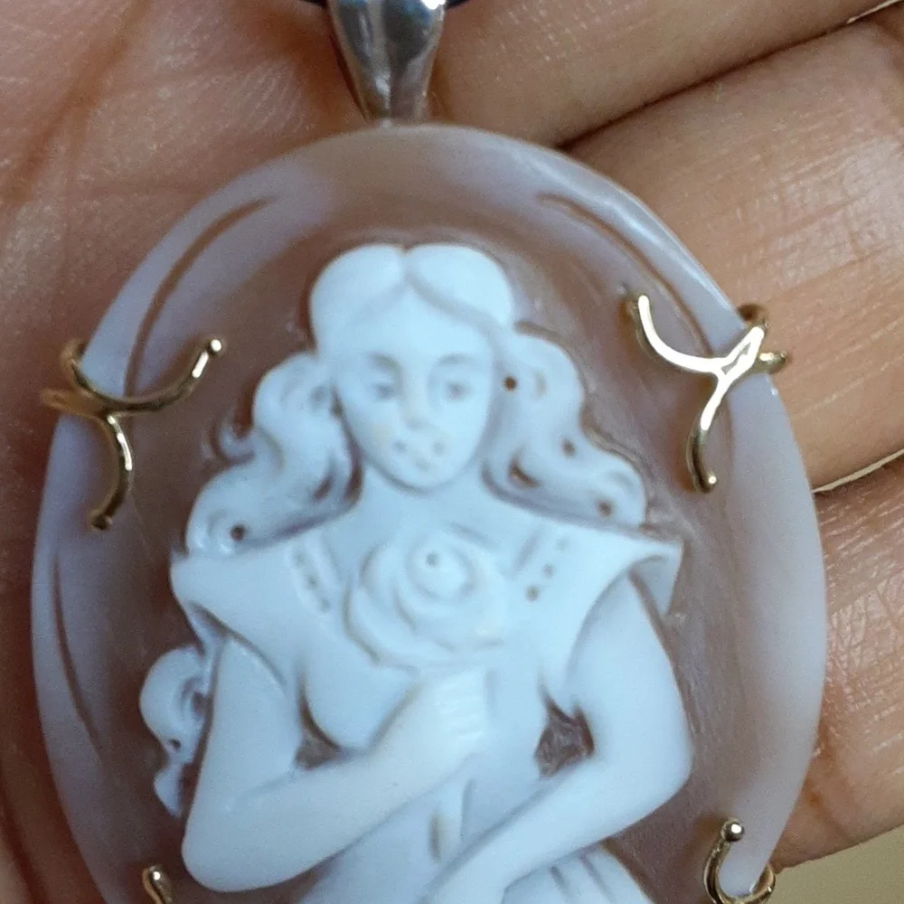 From Beauty and the Beast, Belle, Pin/Pendant. Hand Carved Cameo. ITALY. - Picture 4 of 13